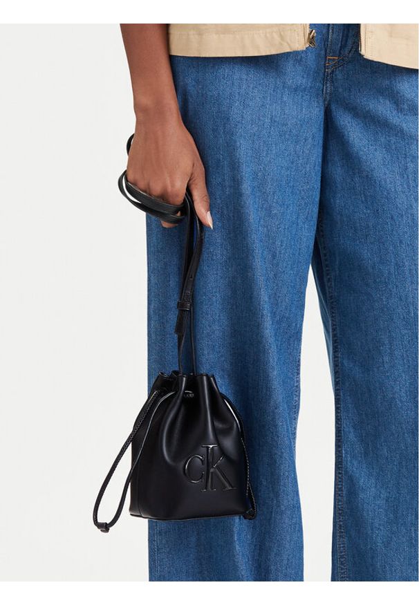 Calvin Klein Torebka Bold Ck Mini Bucket Crossbody LV04F3870G Czarny. Kolor: czarny. Materiał: skórzane