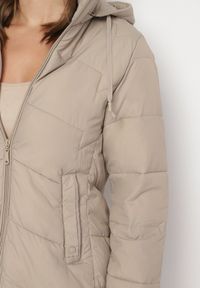 Born2be - Ciemnobeżowa Kurtka z Pikowanymi Przeszyciami i Odpinanym Kapturem Felanwen. Okazja: na co dzień. Kolor: beżowy. Materiał: jeans. Styl: sportowy, casual, elegancki #4