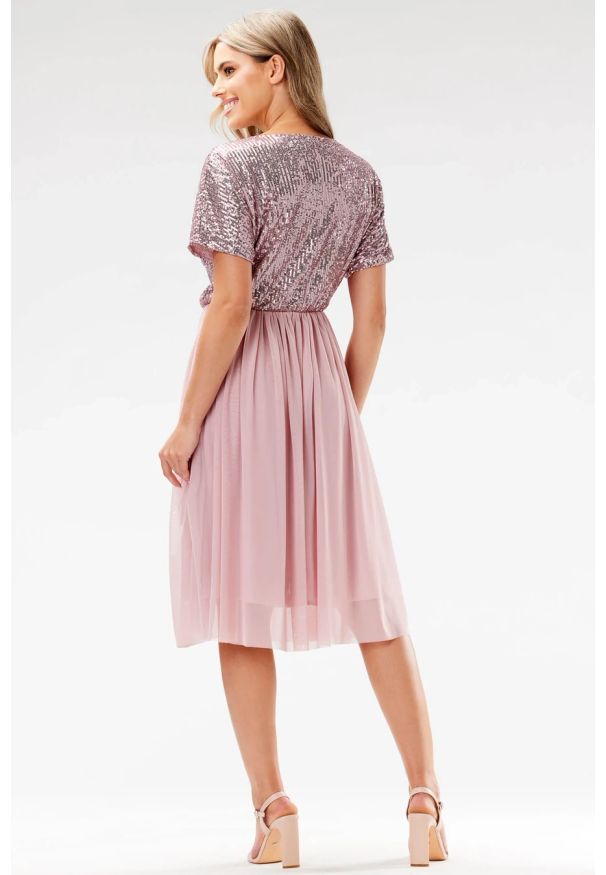 Awama - Koktajlowa sukienka na wesele rozkloszowana z cekinami róż. Okazja: na ślub cywilny, na imprezę, na wesele. Kolor: czarny, różowy, beżowy. Styl: wizytowy