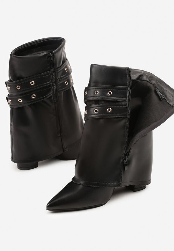Renee - Czarne Botki Kowbojki na Słupku Ozdobione Klamrami i Wywiniętą Cholewką Codvire. Okazja: na co dzień. Zapięcie: klamry. Kolor: czarny. Materiał: jeans. Szerokość cholewki: normalna. Wzór: aplikacja. Obcas: na słupku. Styl: casual
