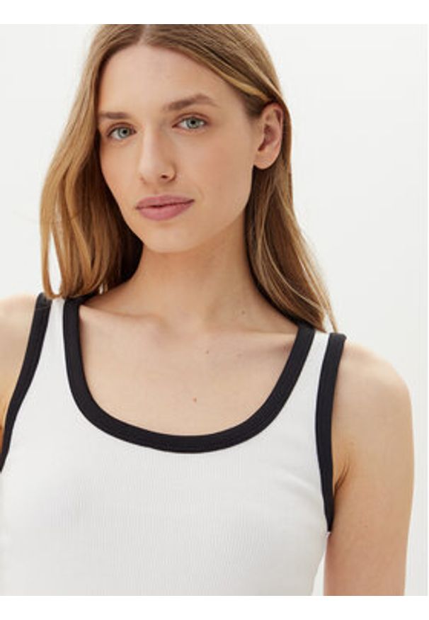 Pieces Top May 17154484 Biały Slim Fit. Kolor: biały. Materiał: bawełna