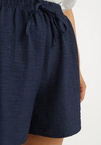 Born2be - Granatowe Szorty z Wysokim Stanem i Wiązaniem Filinelia. Okazja: na co dzień. Stan: podwyższony. Kolor: niebieski. Styl: casual, elegancki #7