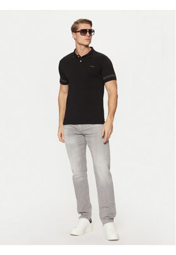 Guess Polo M5RP66 J1314 Czarny Slim Fit. Typ kołnierza: polo. Kolor: czarny. Materiał: bawełna