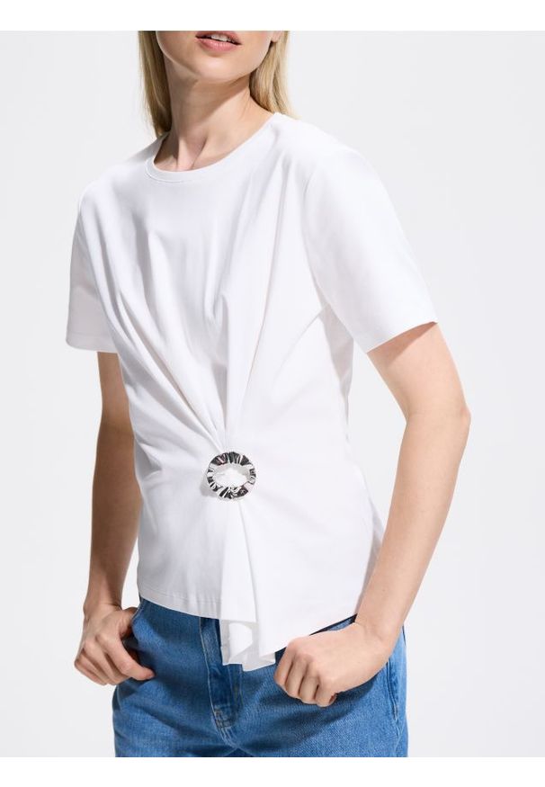 Reserved - T-shirt z ozdobnym detalem - złamana biel. Materiał: bawełna