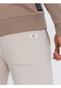 Ombre Clothing - Spodnie męskie dresowe typu jogger - jasnobeżowe V1 OM-PABS-0173 - XXL. Okazja: na co dzień. Kolor: beżowy. Materiał: dresówka. Wzór: aplikacja. Styl: casual #8