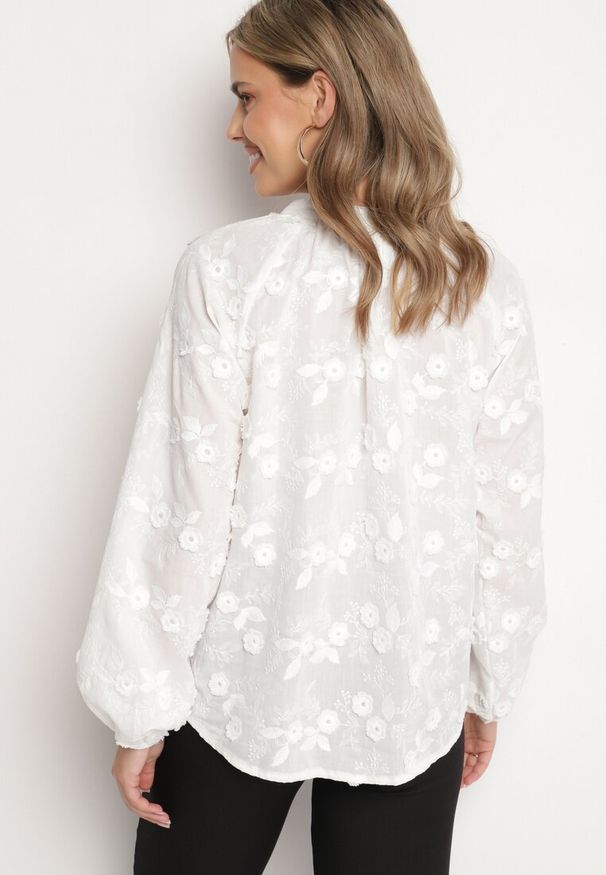 Born2be - Biała Koszula z Haftowanej Tkaniny z Guzikami Blariana. Kolor: biały. Materiał: tkanina. Wzór: haft. Styl: elegancki