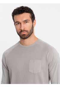 Ombre Clothing - Bawełniany męski longsleeve o waflowym splocie z kieszonką – popielaty V1. Okazja: na co dzień. Kolor: szary. Materiał: bawełna. Długość rękawa: długi rękaw. Wzór: ze splotem. Styl: klasyczny, sportowy, casual #7