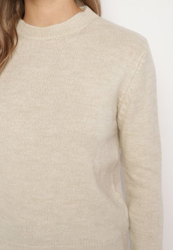 Born2be - Beżowy Sweter o Klasycznym Kroju Vitilia. Okazja: na spotkanie biznesowe, do pracy, na co dzień. Kolor: beżowy. Materiał: jeans. Długość rękawa: długi rękaw. Długość: długie. Wzór: aplikacja. Styl: klasyczny