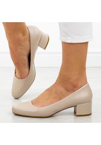 Cieliste czółenka damskie na obcasie Sergio Leone Pb291. Okazja: na co dzień, na spotkanie biznesowe, do pracy, na imprezę. Nosek buta: okrągły. Zapięcie: bez zapięcia. Materiał: skóra. Sezon: wiosna, lato. Obcas: na obcasie. Styl: casual, biznesowy, elegancki, klasyczny. Wysokość obcasa: niski #1