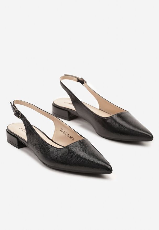 Renee - Czarne Sandały Typu Slingback ze Szpiczastym Noskiem Pilliane. Okazja: na co dzień, na imprezę. Nosek buta: szpiczasty. Zapięcie: sprzączka. Kolor: czarny. Materiał: jeans. Wzór: aplikacja. Styl: casual