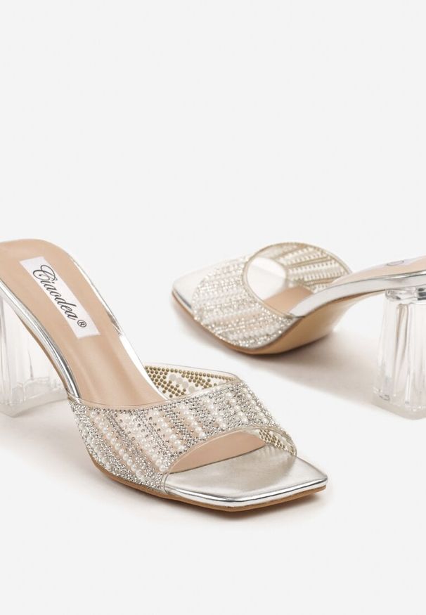 Renee - Srebrne Klapki z Perłami na Transparentnym Obcasie Typu Słupek Grelreia. Kolor: srebrny. Materiał: jeans. Wzór: aplikacja. Obcas: na obcasie. Styl: wizytowy, elegancki. Wysokość obcasa: średni