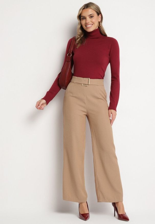 Born2be - Ciemnobeżowe Garniturowe Spodnie z Wiskozą o Szerokim Kroju z Wysokim Stanem Ozdobione Paskiem Venirria. Okazja: na co dzień. Stan: podwyższony. Kolor: beżowy. Materiał: wiskoza. Wzór: aplikacja. Styl: casual, elegancki, sportowy