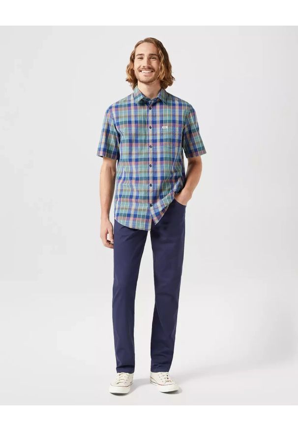 Wrangler - WRANGLER GREENSBORO MĘSKIE SPODNIE MATERIAŁOWE CHINO CHINOSY DARK NAVY 112350802 W15Q018200. Materiał: materiał