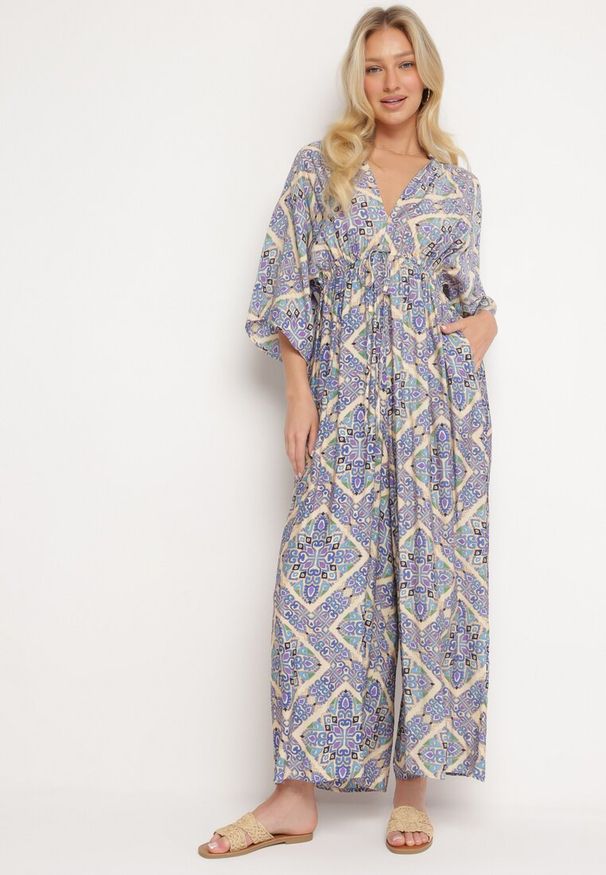 Born2be - Niebieski Kombinezon Boho z Gumką w Talii Wiązany na Plecach z Szerokimi Nogawkami Rodolia. Okazja: na co dzień. Kolor: niebieski. Długość rękawa: krótki rękaw. Długość: krótkie. Styl: boho