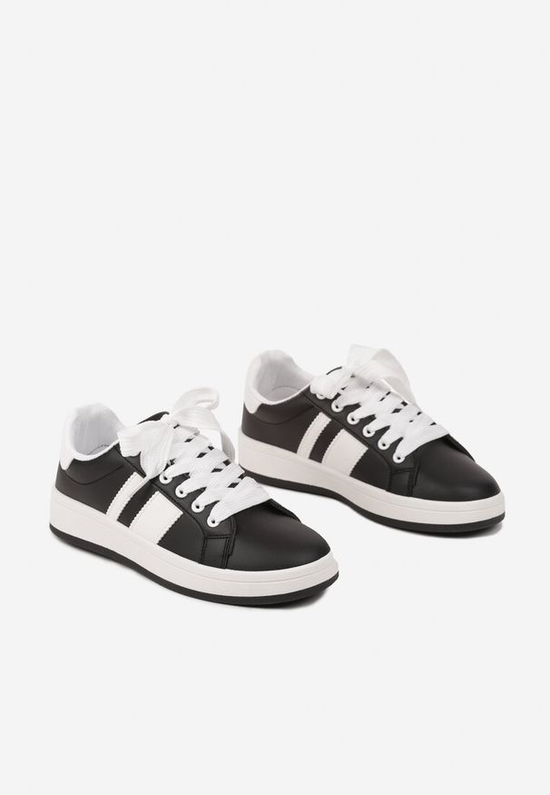 Renee - Czarne Płaskie Sneakersy z Paskiem Quinesi. Okazja: na co dzień. Zapięcie: pasek. Kolor: czarny. Materiał: dresówka