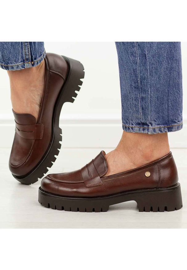 Brązowe skórzane mokasyny damskie na traperze Vinceza 18125. Okazja: na co dzień, na spacer. Nosek buta: okrągły. Kolor: brązowy. Materiał: skóra. Szerokość cholewki: normalna. Sezon: wiosna, lato, jesień. Styl: casual, klasyczny, elegancki