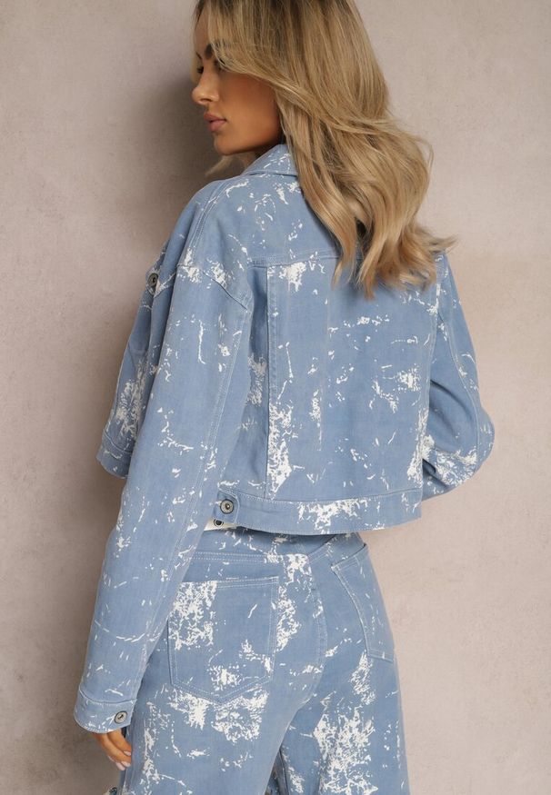 Renee - Niebieska Krótka Kurtka Jeansowa Ozdobiona Efektem Sprania Asedia. Kolor: niebieski. Materiał: jeans. Długość: krótkie. Wzór: aplikacja