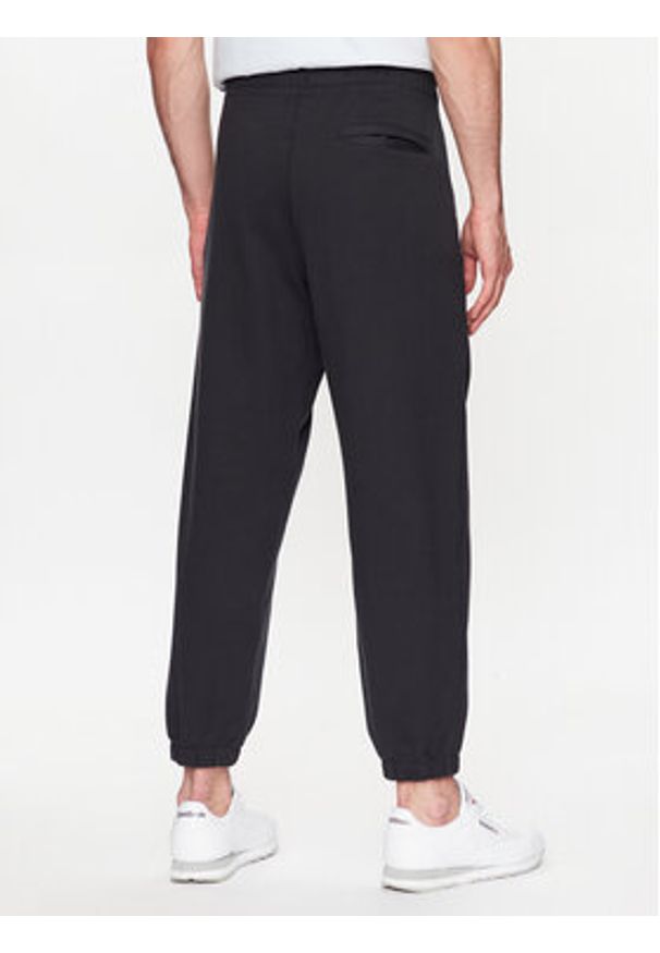 New Balance Spodnie dresowe MP23551 Czarny Relaxed Fit. Kolor: czarny. Materiał: bawełna, dresówka