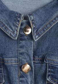 Born2be - Niebieska Jeansowa Sukienka Koszulowa o Taliowanym Kroju Neveala. Okazja: na co dzień. Kolor: niebieski. Materiał: jeans. Typ sukienki: koszulowe. Styl: casual, klasyczny. Długość: midi #4