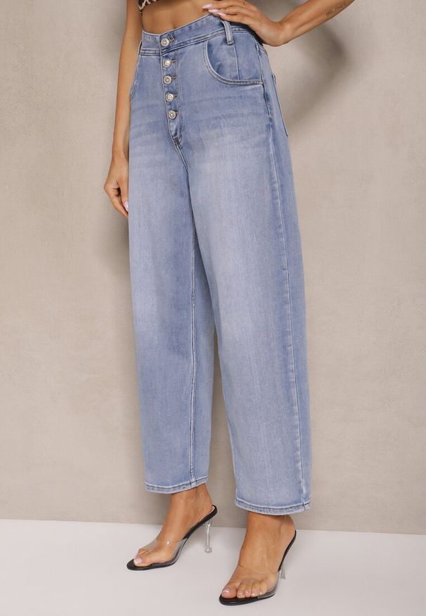 Renee - Niebieskie Jeansy Mom Fit High Waist Zapinane na Guziki Zeloiti. Stan: podwyższony. Kolor: niebieski. Styl: klasyczny, elegancki