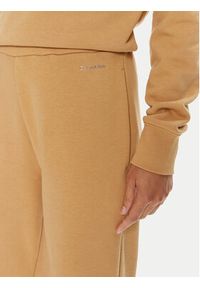 Calvin Klein Spodnie dresowe Nano Logo K20K207214 Beżowy Relaxed Fit. Kolor: beżowy. Materiał: bawełna