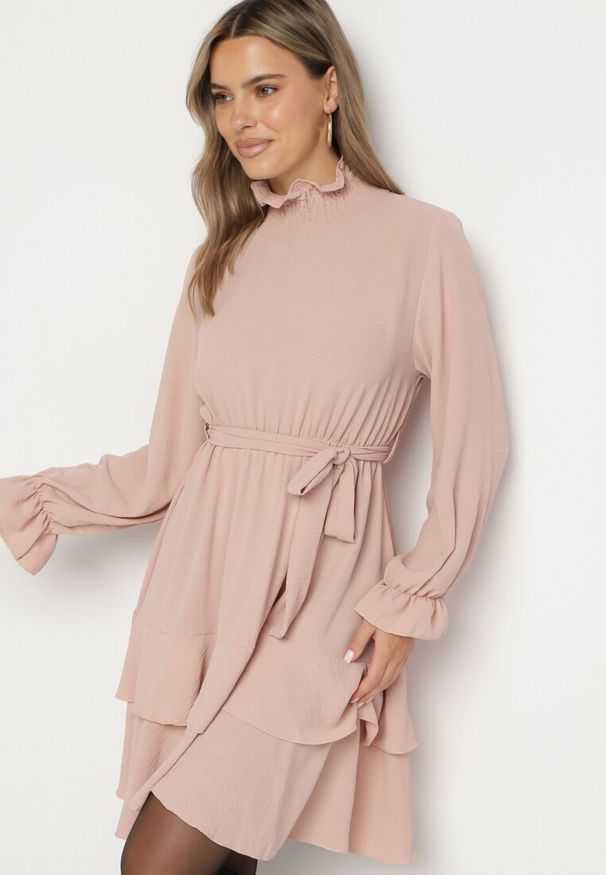 Born2be - Różowa Sukienka z Falbanami i Marszczonym Golfem z Dodatkowym Wiązanym Paskiem Savelina. Okazja: na imprezę. Typ kołnierza: golf. Kolor: różowy. Typ sukienki: rozkloszowane. Styl: klasyczny, elegancki