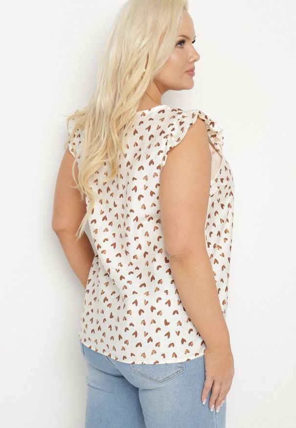 Born2be - Jasnobeżowa Bluzka z Wiskozą w Serduszka z Falbankami na Ramionach Tasozi. Okazja: na co dzień. Typ kołnierza: kołnierz z falbankami. Kolekcja: plus size. Kolor: beżowy. Materiał: wiskoza. Styl: casual