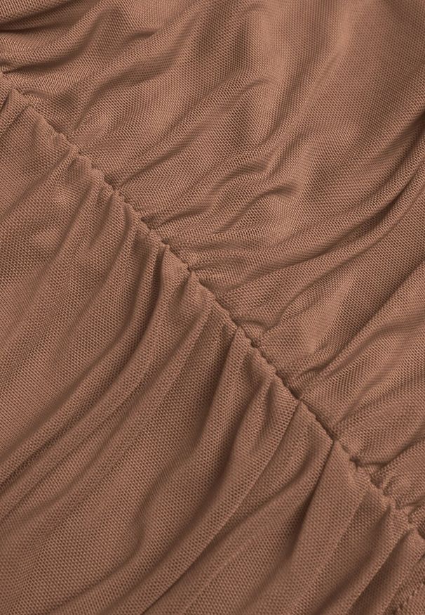 Renee - Ciemnobeżowa Drapowana Bluzka VICES z Odkrytymi Ramionami i Siateczkowymi Rękawami Atevite. Okazja: na co dzień. Kolor: beżowy. Materiał: jeans. Styl: casual