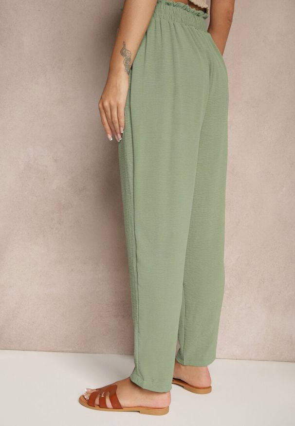 Renee - Zielone Spodnie High Waist Ozdobione Wiązanym Paskiem Araleira. Okazja: na co dzień, na spacer. Stan: podwyższony. Kolor: zielony. Materiał: jedwab. Długość: długie. Wzór: aplikacja. Sezon: wiosna. Styl: casual