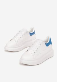 Born2be - Biało-Niebieskie Sneakersy Sondos. Nosek buta: okrągły. Kolor: biały. Materiał: skóra ekologiczna. Szerokość cholewki: normalna. Obcas: na platformie #5