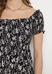 Born2be - Granatowa Bawełniana Sukienka z Dekoltem Typu Hiszpanka i Lekką Falbanką Hannesia. Okazja: na co dzień. Typ kołnierza: dekolt hiszpanka. Kolor: niebieski. Materiał: bawełna. Sezon: wiosna, lato. Styl: elegancki, casual. Długość: mini #7