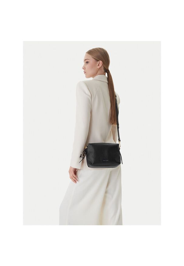 Torebka Coccinelle. Kolor: czarny