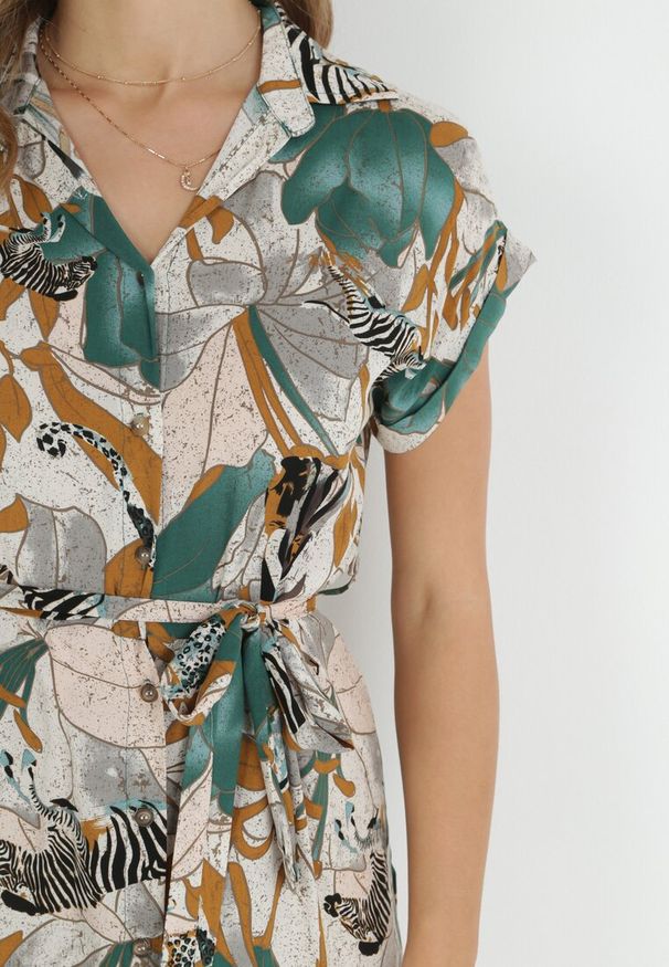 Born2be - Zielona Sukienka Koszulowa Mini Wiązana w Pasie Zoltia. Kolor: zielony. Długość rękawa: krótki rękaw. Wzór: motyw zwierzęcy, aplikacja. Typ sukienki: koszulowe. Długość: mini