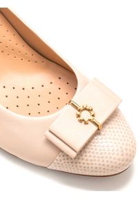 Kazar - Beżowe czółenka damskie. Kolor: beżowy. Materiał: skóra. Obcas: na obcasie. Styl: elegancki. Wysokość obcasa: średni #5