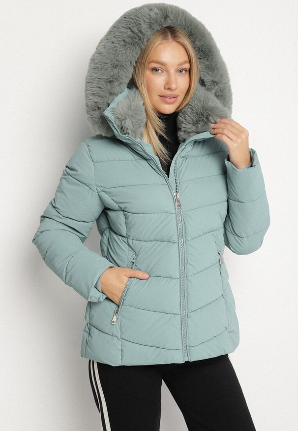 Born2be - Jasnozielona Taliowana Kurtka z Pikowanymi Przeszyciami i Kapturem z Futerkiem Olennea. Okazja: do pracy, na co dzień, na spotkanie biznesowe. Kolor: zielony. Materiał: futro. Styl: casual, klasyczny, biznesowy