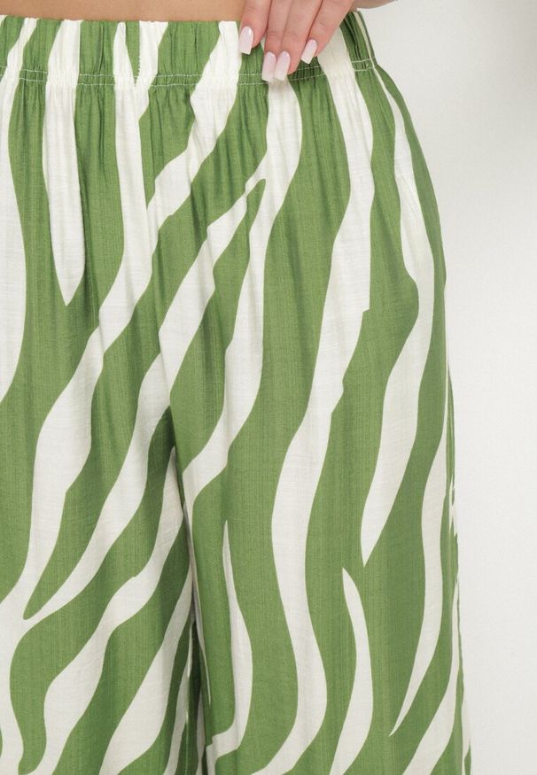 Born2be - Zielono-Białe Szerokie Spodnie z Wysokim Stanem z Paskami Lisavitia. Okazja: na co dzień. Stan: podwyższony. Kolor: zielony. Styl: casual, elegancki