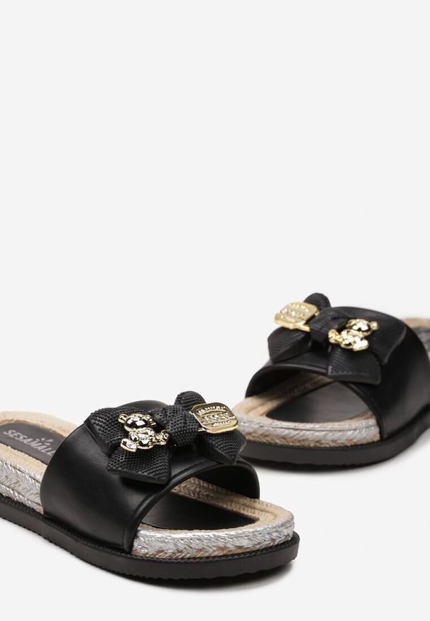 Born2be - Czarne Klapki na Grubej Podeszwie z Kokardką i Metalowymi Ozdobami Naolle. Kolor: czarny. Wzór: aplikacja. Sezon: lato. Styl: elegancki