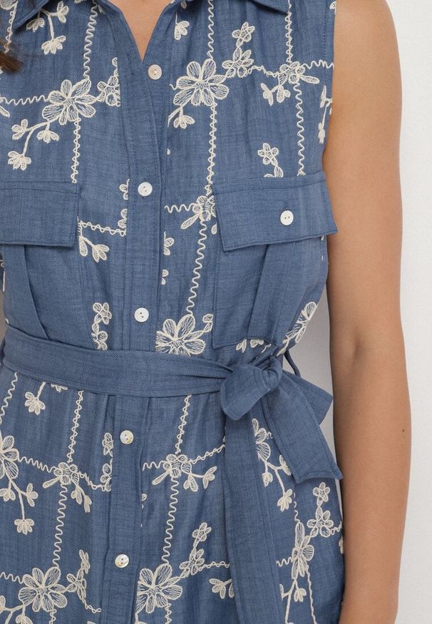 Born2be - Niebieska Sukienka Bez Rękawów o Koszulowym Kroju z Paskiem Zdobiona Haftem Fodarela. Okazja: na co dzień. Kolor: niebieski. Długość rękawa: bez rękawów. Wzór: aplikacja, haft. Sezon: lato. Typ sukienki: koszulowe. Styl: elegancki, klasyczny, casual