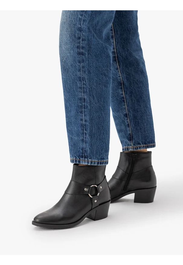 Ryłko - Czarne botki biker boots. Nosek buta: okrągły. Zapięcie: zamek. Kolor: czarny. Szerokość cholewki: normalna. Wysokość cholewki: za kostkę. Materiał: skóra. Obcas: na obcasie. Styl: rockowy, street. Wysokość obcasa: średni