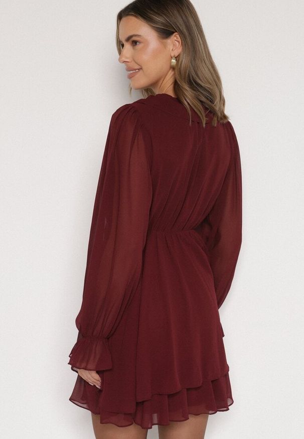 Born2be - Bordowa Rozkloszowana Sukienka z Falbankami i Siateczkowymi Rękawami Zennisa. Okazja: na spotkanie biznesowe, do pracy, na imprezę. Typ kołnierza: kołnierz z falbankami. Kolor: czerwony. Materiał: poliester. Typ sukienki: rozkloszowane. Styl: biznesowy, klasyczny