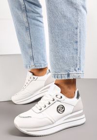 Renee - Biało-Srebrne Sneakersy z Okrągłą Naszywką i Platformą Viliera. Nosek buta: okrągły. Kolor: biały. Materiał: jeans. Szerokość cholewki: normalna. Wzór: aplikacja. Obcas: na platformie #1