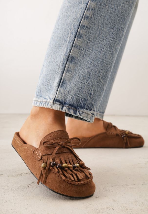 Renee - Brązowe Klapki VICES Mule Ozdobione Frędzlami Koralikami i Kokardą Eathelena. Okazja: na plażę. Kolor: brązowy. Wzór: aplikacja. Sezon: lato
