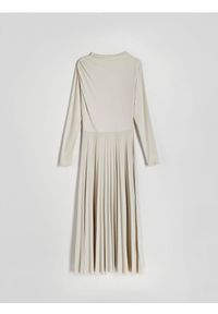 Reserved - Sukienka midi - beżowy. Kolor: beżowy. Materiał: dzianina, włókno. Typ sukienki: proste. Długość: midi #1