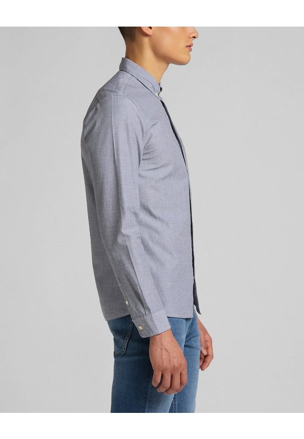 Lee - MĘSKA KOSZULA MATERIAŁOWA LEE SLIM BUTTON DOWN CLOUDBURST GREY L66XNFJE 112116754. Typ kołnierza: button down. Materiał: materiał