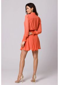 Sukienki.shop - Szyfonowa sukienka koktajlowa z bufiastymi rękawami koralowa. Okazja: na ślub cywilny, na wesele, na imprezę. Kolor: pomarańczowy. Materiał: szyfon. Sezon: lato. Styl: wizytowy #5