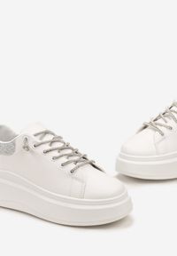Born2be - Biało-Srebrne Sneakersy z Brokatem i Biżuteryjnymi Sznurowadłami Nilirea. Kolor: srebrny. Wzór: gładki #2