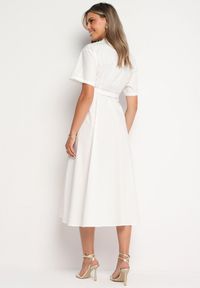 Born2be - Biała Bawełniana Sukienka o Koszulowym Kroju z Paskiem i Kwiatowymi Broszkami Zelnea. Okazja: na spotkanie biznesowe. Kolor: biały. Materiał: bawełna. Długość rękawa: krótki rękaw. Wzór: kwiaty. Typ sukienki: koszulowe. Styl: biznesowy, elegancki #3