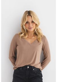 BLUZKA KLARA MODAL TAUPE S - Flawless. Okazja: na co dzień. Typ kołnierza: dekolt w serek. Materiał: tkanina, skóra. Styl: casual, klasyczny, elegancki