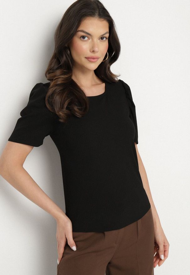 Born2be - Czarny Prążkowany T-shirt z Zakładkami przy Rękawach Kolanovia. Okazja: na co dzień. Kolor: czarny. Materiał: prążkowany. Styl: casual