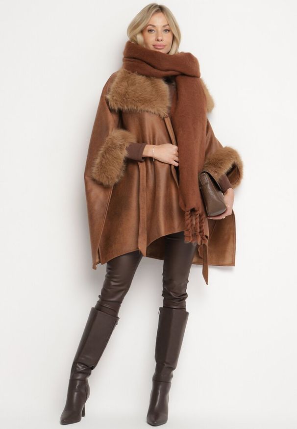 Born2be - Brązowy Płaszcz z Wiązaniem w Pasie i Futerkiem Ozdobiony Wycięciami po Bookach Sartellia. Kolor: brązowy. Materiał: futro. Długość rękawa: długi rękaw. Długość: długie. Wzór: aplikacja. Styl: wizytowy, klasyczny, elegancki